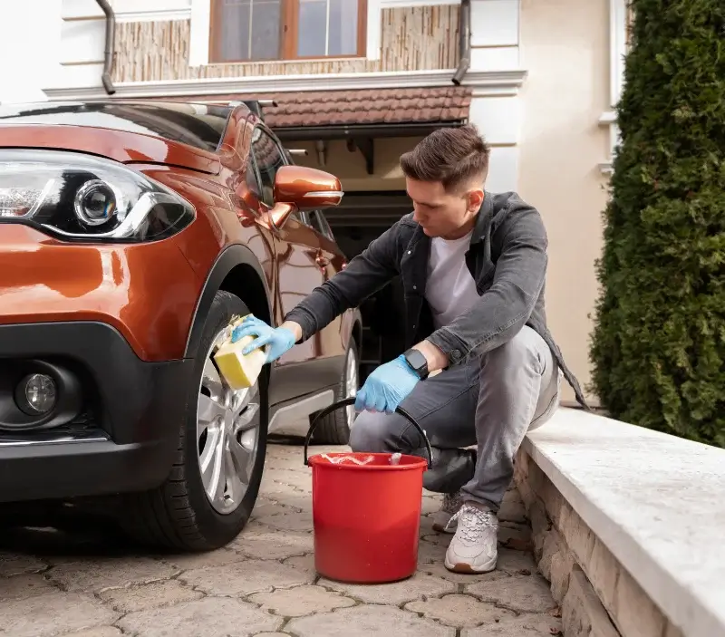 Lavage auto à domicile Piégut-Pluviers : professionnel intervenant sur un véhicule
